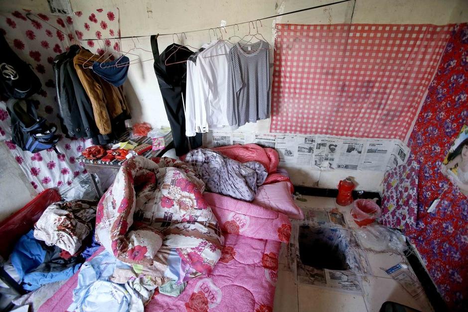 女孩利用隨身攜帶的指甲刀，一點點將身上鎖鏈磨斷，6月23日，她掙脫鎖鏈，跑到氣窗大喊救命，周圍居民聞聲報警，女孩11天的地獄經(jīng)歷才告結(jié)束。