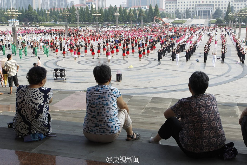 河南駐馬店兩千人高溫下齊跳廣場(chǎng)舞