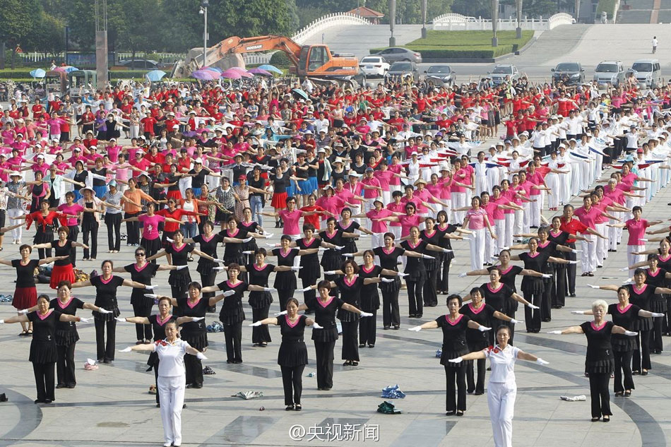 河南駐馬店兩千人高溫下齊跳廣場(chǎng)舞