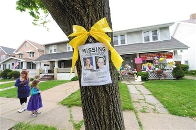 7日，當地尋找三名女孩的啟事還在原處。