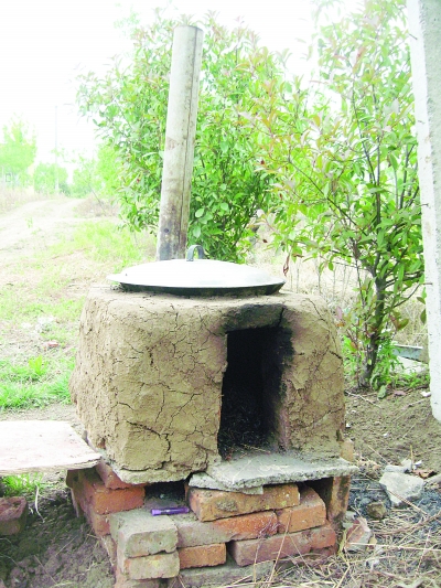 簡易的鍋灶。任國勇攝