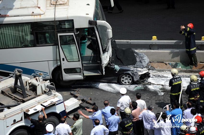 北京大客車追尾碾壓奧迪司機被困車中。