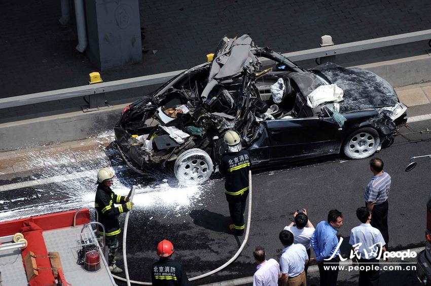 北京大客車追尾碾壓奧迪司機被困車中。