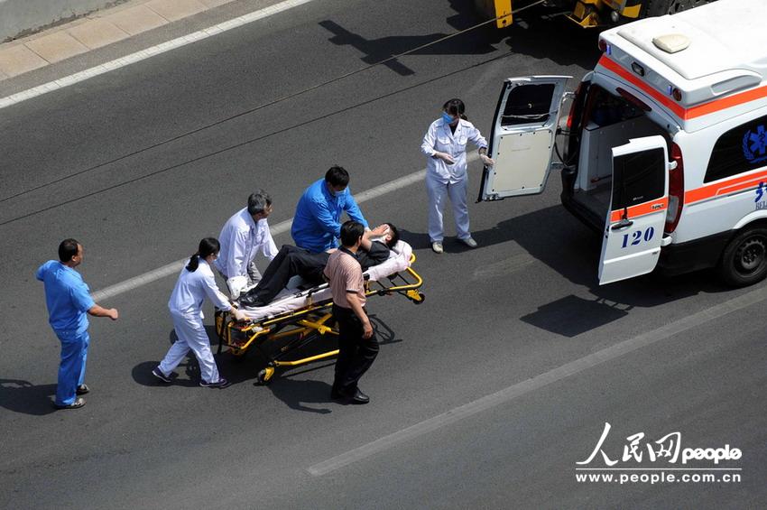 北京大客車追尾碾壓奧迪司機被困車中。