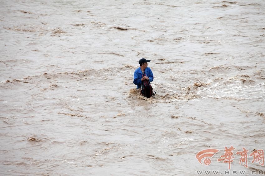 消防官兵試圖將救援的繩索扔到河中央，然而嘗試幾次都失敗。此時(shí)，河水已經(jīng)淹沒到四周，男子在一平方米的“