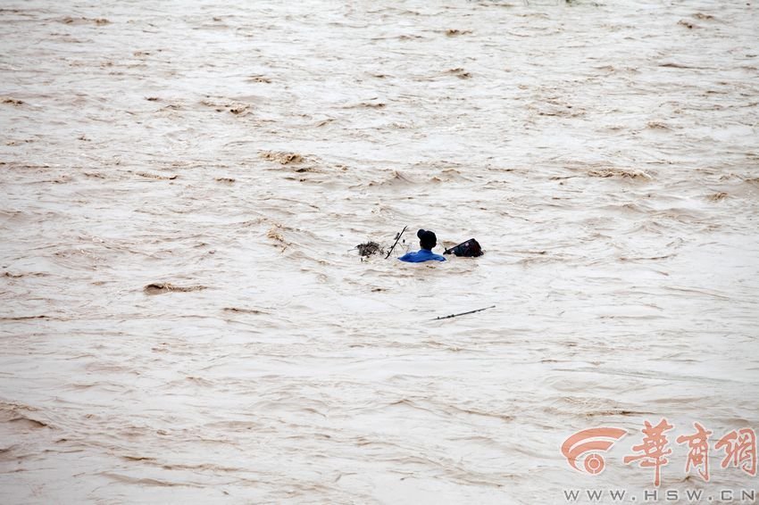 消防官兵試圖將救援的繩索扔到河中央，然而嘗試幾次都失敗。此時(shí)，河水已經(jīng)淹沒到四周，男子在一平方米的“