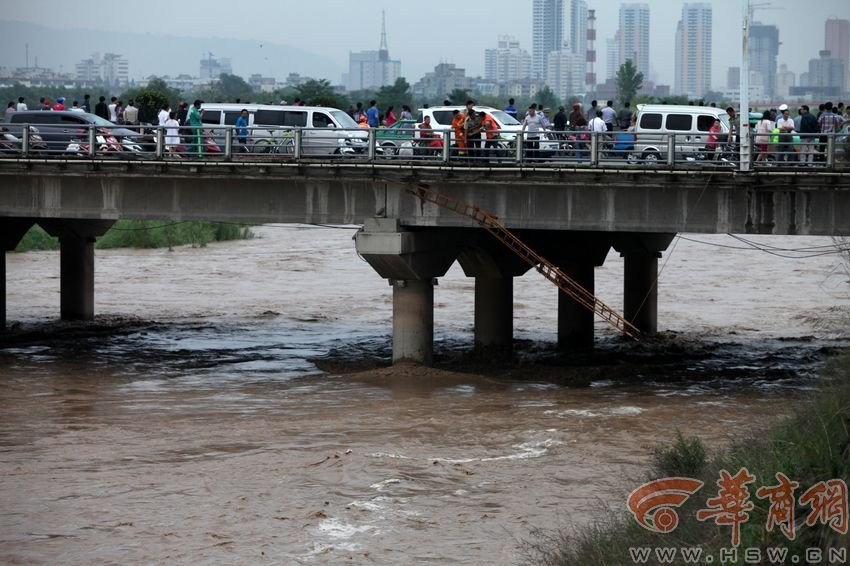 男子被洪水沖走。