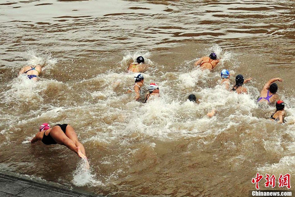 圖為參加搶渡賽的女選手們劈波斬浪。中新社發(fā) 張暢 攝