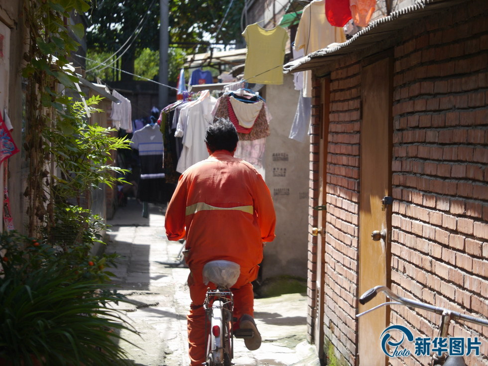 環(huán)衛(wèi)老工人的"北京愛(ài)情"