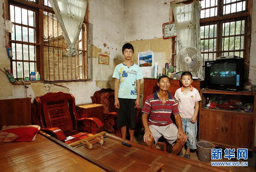 農(nóng)場(chǎng)棚戶(hù)區(qū)的最后留守家庭：留下的是回憶，迎來(lái)的是幸福