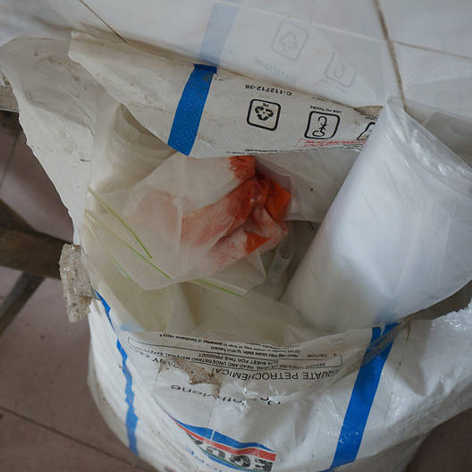 假劣“紅?！卑父嫫? title=