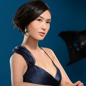 朱茵宣傳照氣質優(yōu)雅