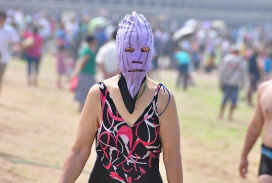 2013年7月3日，山東青島青島高溫來(lái)襲，“青島大媽”不懼滸苔，戴著“強(qiáng)盜面具”出現(xiàn)在海水浴場(chǎng)消暑降