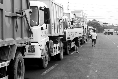 垃圾車排隊等著卸垃圾，有司機已等了四五個小時
