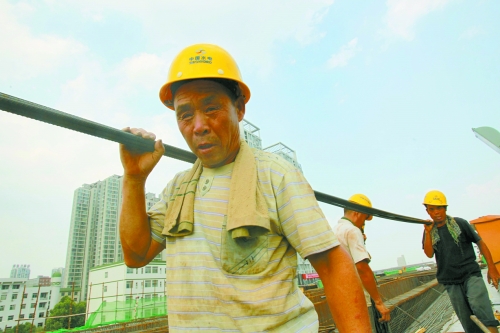 農民工工作辛苦，權益理應有保障。