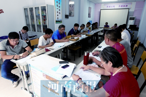 消費者代表和旁聽人員走進(jìn)社區(qū)，聽取市民關(guān)于鄭州地鐵的意見和建議