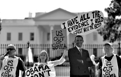 2日，反戰(zhàn)人士在白宮前高舉標語，抗議美國可能對敘動武。