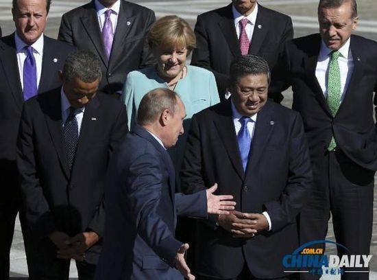 奧巴馬低頭不看普京，普京也閉眼做鬼臉并攤手表無奈。