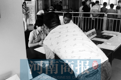 戴著耳機(jī)工作，挺“愜意”