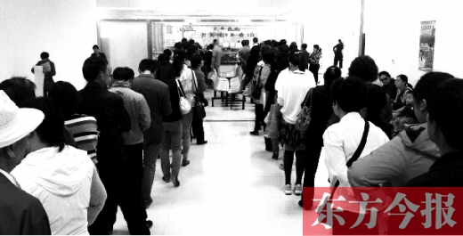 昨日上午，鄭州市社保辦事大廳，辦事的群眾排起長隊