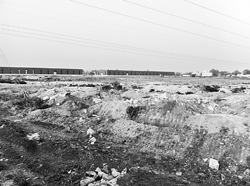 兩年半時(shí)間里，空曠的院子里，只有北側(cè)建成了兩棟空空的廠房。