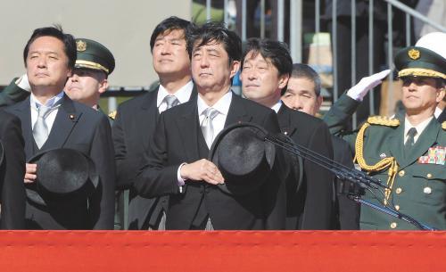 　27日上午，日本首相安倍晉三在琦玉縣的自衛(wèi)隊朝霞訓練場出席陸上自衛(wèi)隊年度閱兵式