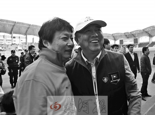 比賽結(jié)束后，老胡熱情擁抱老唐。