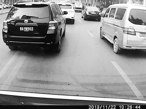 這輛黑色車輛不避讓執(zhí)行緊急任務的救護車，并壓著雙黃線變更車道。唐韜/圖