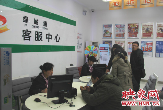 一大早就有市民來到綠城通客服中心辦理新卡 一大早就有市民來到綠城通客服中心辦理新卡