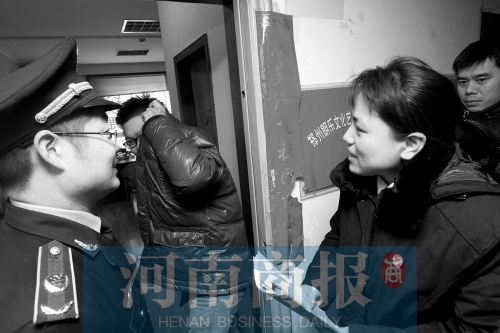 城管巡回法庭法官，到因違反城市管理的受罰當(dāng)事單位送傳票