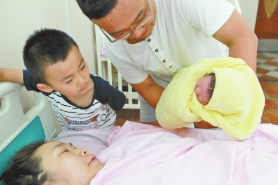 一家四口其樂(lè)融融，但二孩證卻讓男主人操心。