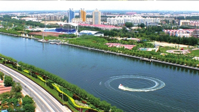 清澈的運(yùn)河水及兩岸綠色。