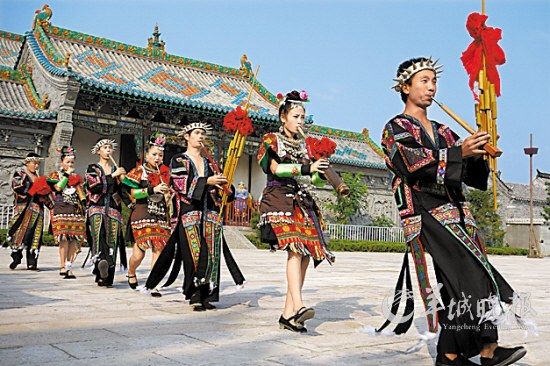 山東臺(tái)兒莊古城內(nèi)，來自外地的演員表演蘆笙舞 王建華 攝