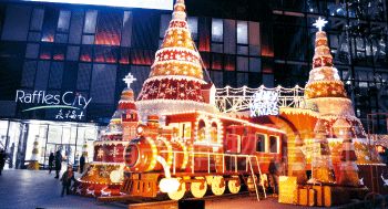 北京商場做圣誕裝飾,越來越花血本。