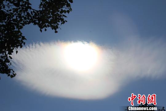 廣東西樵山"天眼"天象 游客驚詫不已稱(chēng)難得奇觀