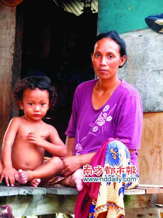 小木屋邊的母子。