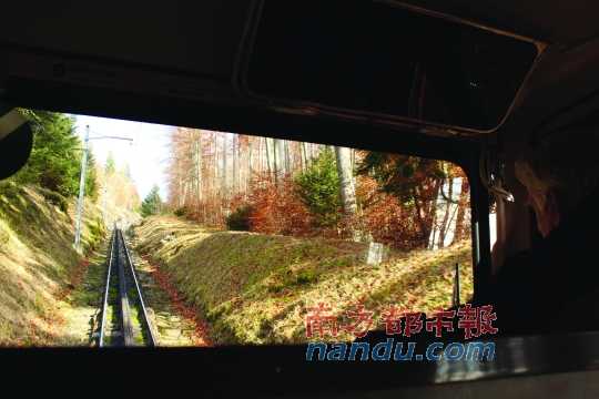 小火車一路向上，沖破云層，豁然開朗，乘客們的歡呼聲適時響起，一切漸入佳境。