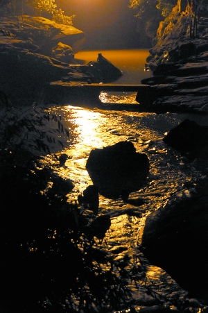 　　夜幕下古鎮(zhèn)江邊?！? complete=