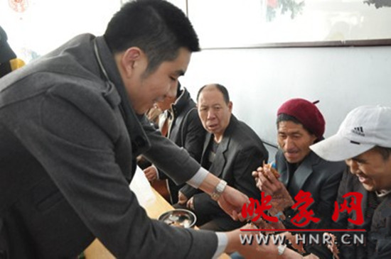 　　“韓胖子”千只茶香雞茶香鴨捐贈環(huán)衛(wèi)工人、農民工學子和鄭州市社會福利院。