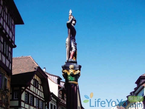 　　在那個(gè)春日艷陽的午后,一艘白色的游船在幽藍(lán)的圖恩湖上緩行。