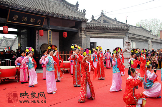 游客參觀清明小長假新推出的本土特色節(jié)目《鼓樂迎賓》。