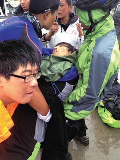事發(fā)后,有驢友幫忙救治李翔(中)。驢友供圖