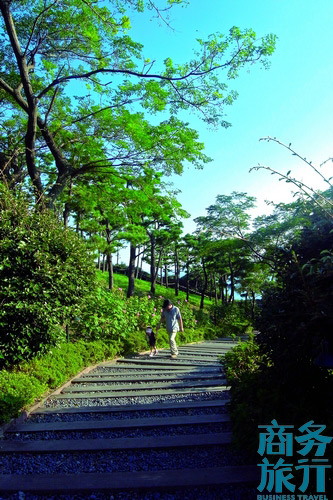 很多父母會帶著孩子在步行道漫步。