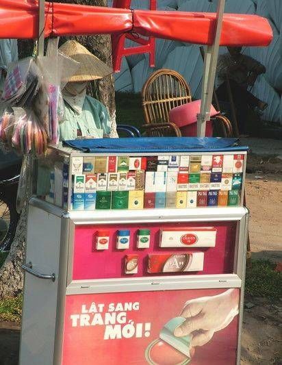 　煙攤，越南街頭隨處都是這樣的流動(dòng)小攤。