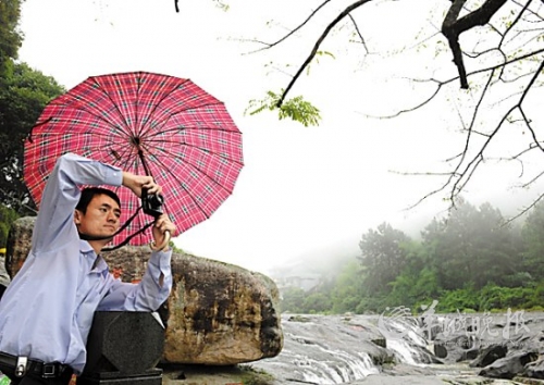 九鯉湖景區(qū)大霧籠罩,霧中美景若隱若現(xiàn),宛如人間仙境。