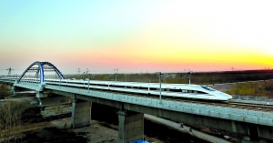 　　京廣高鐵連通南北大動(dòng)脈。