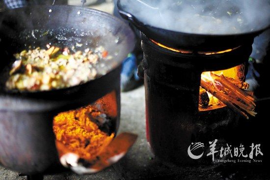 　　吃幾頓土家飯,喝幾杯土家酒,嘗幾塊土家肉。