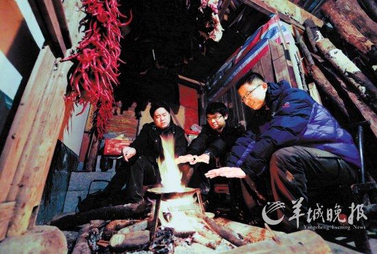 　　在土家人吊腳樓小住的那個(gè)夜晚,讓我想起了外婆家。