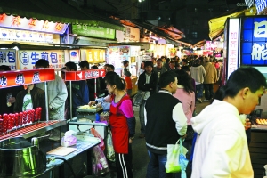 　　品味臺灣,又怎能錯過那些親民夜市。