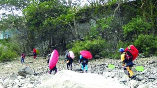 在白浪滔天的怒江 讓我們蕩起雙槳 在白浪滔天的怒江 讓我們蕩起雙槳